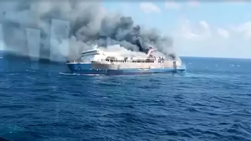 Incêndio atinge balsa na Indonésia, deixa mortos e dezenas de desaparecidos; passageiros pularam no mar para escapar