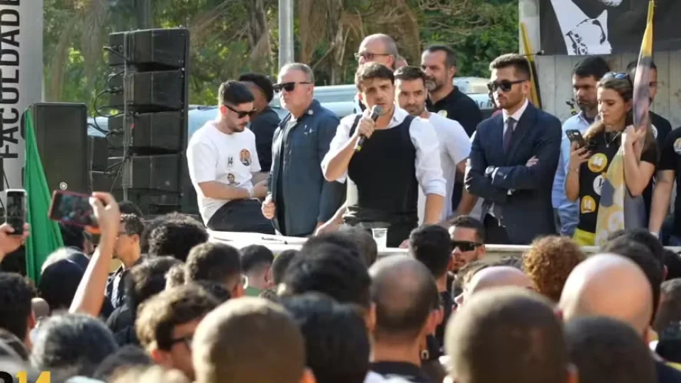 Renan Santos promete enfrentar “inimigos da nação” no início da campanha
