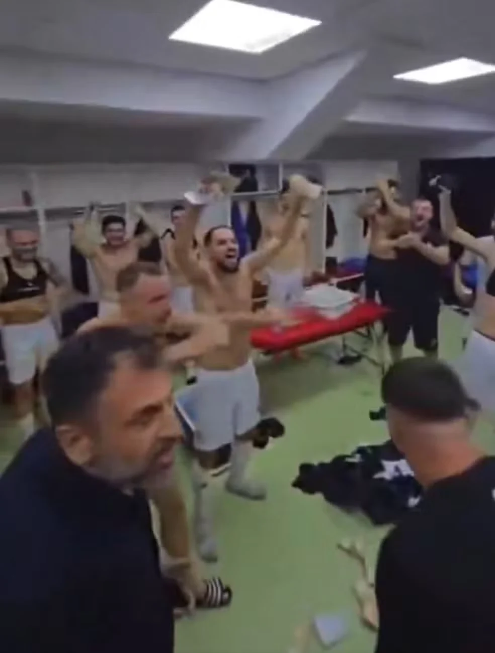 Presidente de clube da Albânia distribui dinheiro em vestiário após classificação
