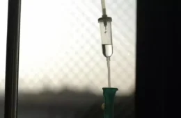 França protege hospitais cristãos na nova lei de eutanásia