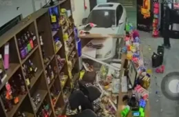 Carro desgovernado invade loja de bebidas e motorista é preso por suspeita de embriaguez em SC