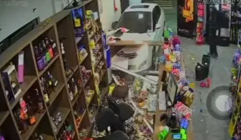 Carro desgovernado invade loja de bebidas e motorista é preso por suspeita de embriaguez em SC
