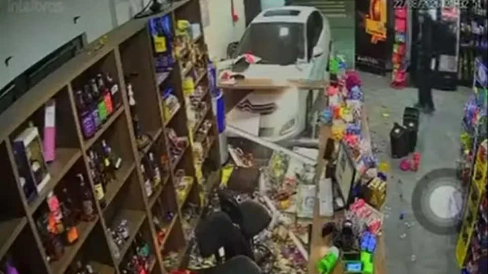 Carro desgovernado invade loja de bebidas e motorista é preso por suspeita de embriaguez em SC