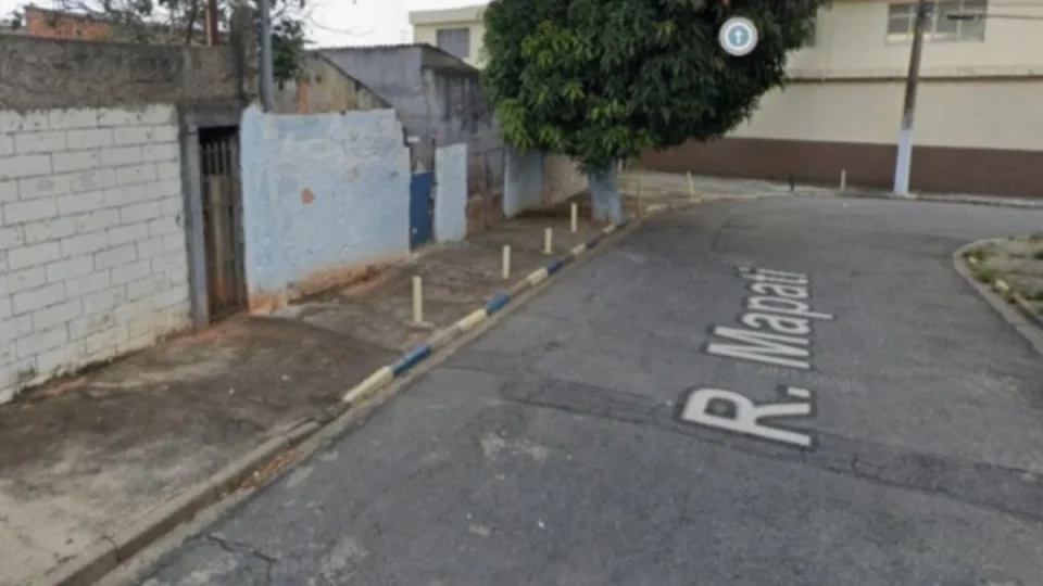 Homem é assassinado e tem corpo escondido em entulhos na própria casa em SP