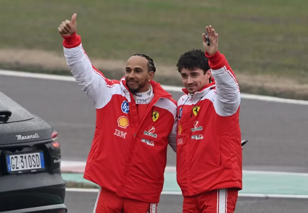 Lewis Hamilton e Charles Leclerc durante teste do novo carro da Ferrari na F1 2026 — Foto: Jennifer Lorenzini/Reuters