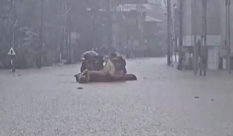 Chuvas deixam mortos e desalojam milhares de pessoas na Índia durante temporada de monções