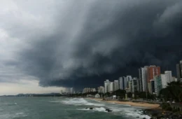 Ciclone enfraquece, mas ventos fortes continuam no Sul e Sudeste