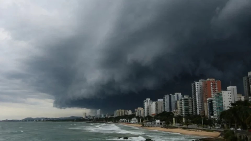 Ciclone enfraquece, mas ventos fortes continuam no Sul e Sudeste