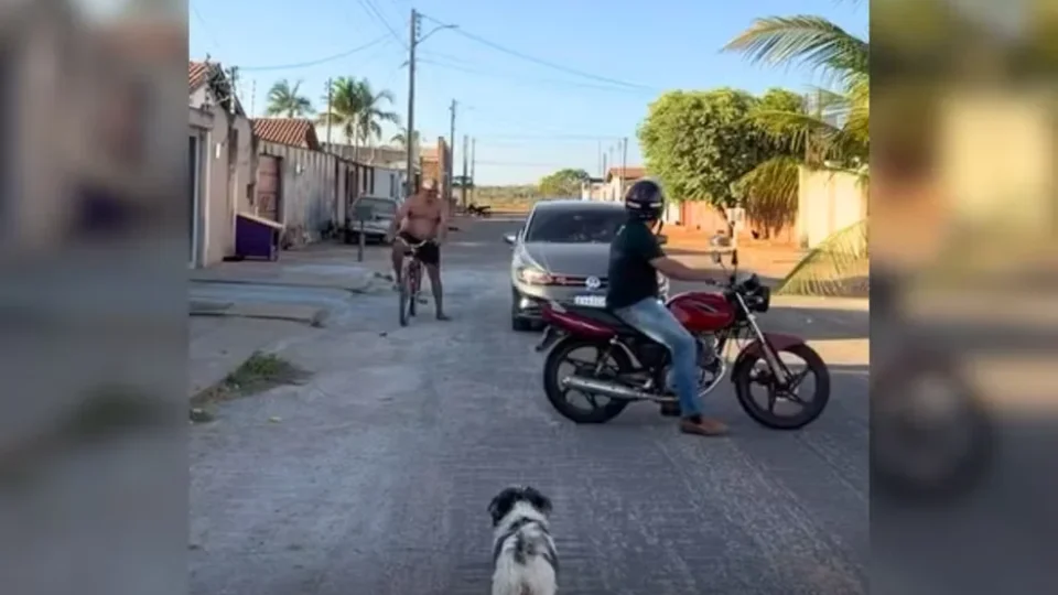 Influenciador faz manobra para estacionar moto e para trânsito no Tocantins
