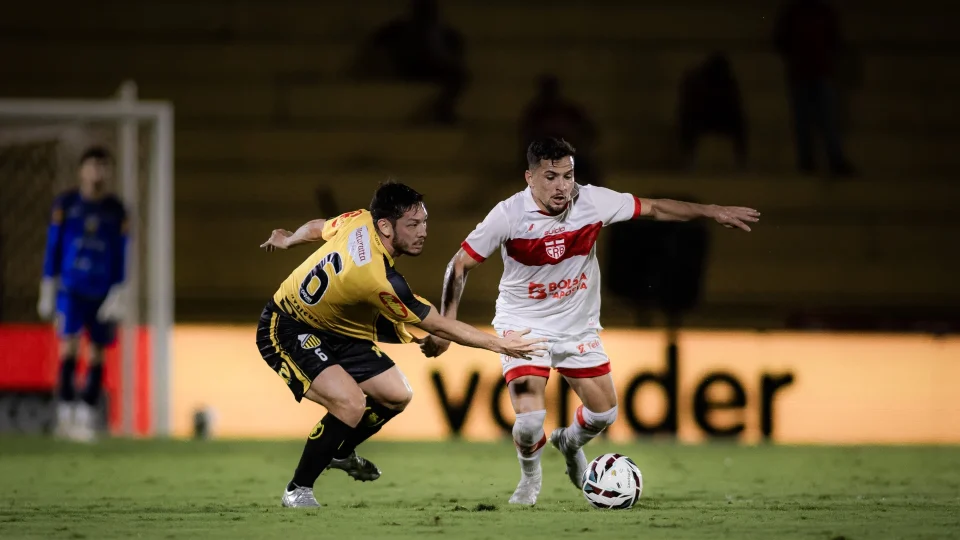 CRB e Novorizontino fazem jogo equilibrado e vão para o intervalo sem gols