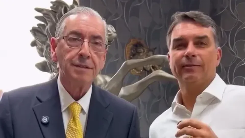Flávio Bolsonaro declara apoio a Eduardo Cunha em disputa pela Câmara