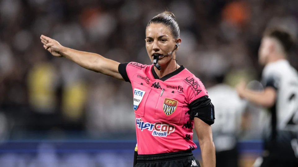 Árbitra do Mundial faz história e ganha chance inédita no Brasileirão; veja quem é Daiane Muniz