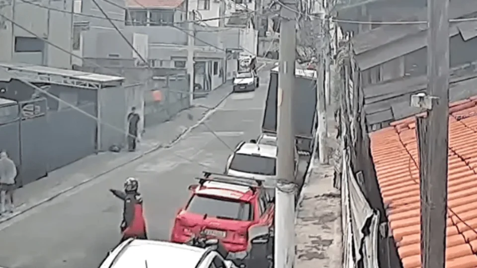 Homem é baleado durante tentativa de roubo na zona norte de SP suspeito foge de moto