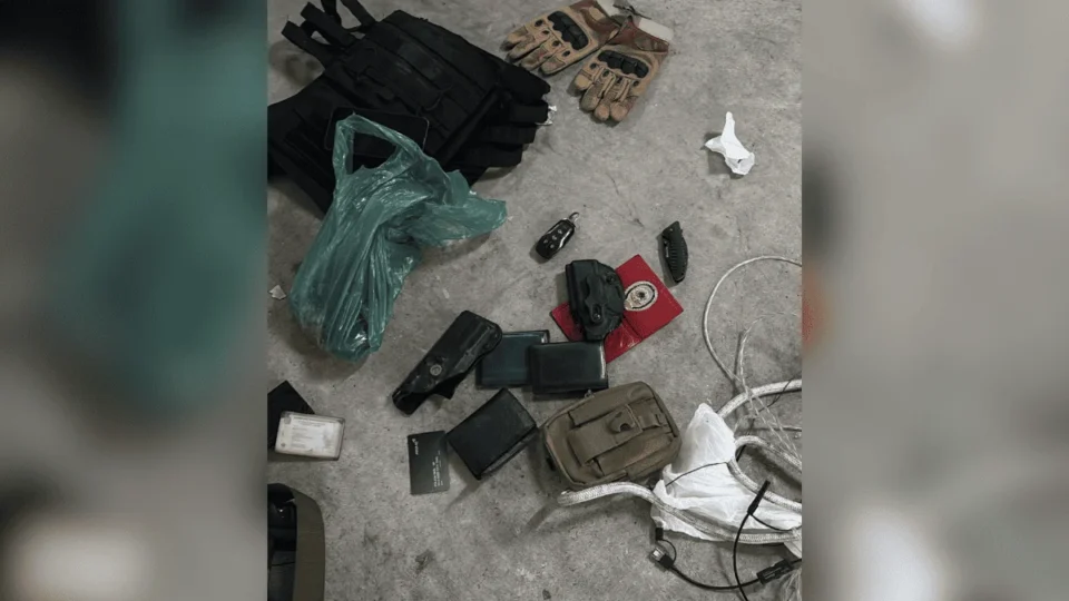 Policiais são presos após exigirem dinheiro de motorista de aplicativo em Osasco