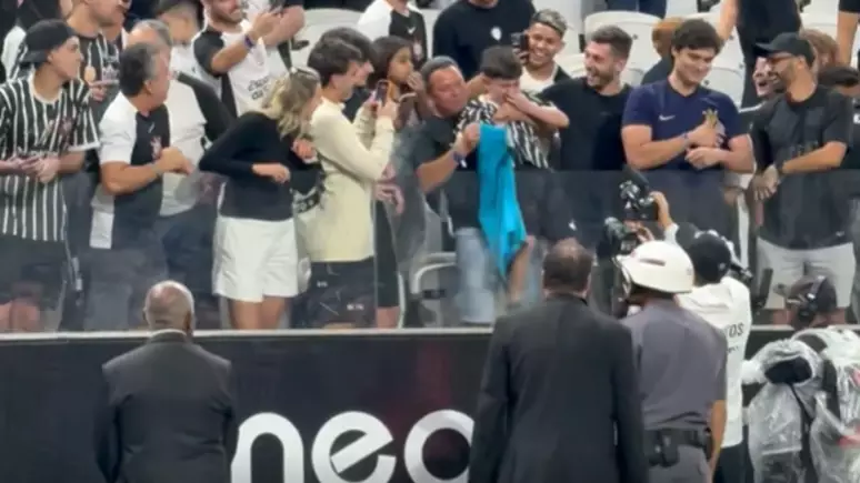 Menino ganha camisa de Neymar ao final do jogo