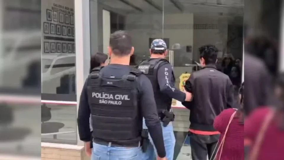 Professor é preso suspeito de atrair adolescentes pela internet e vender imagens sexuais