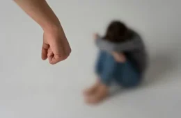 Trabalhadora é demitida após medida protetiva e empresa é condenada