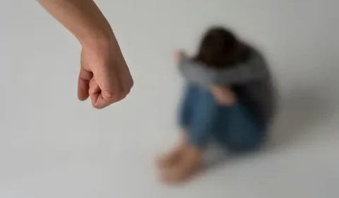 Trabalhadora é demitida após medida protetiva e empresa é condenada