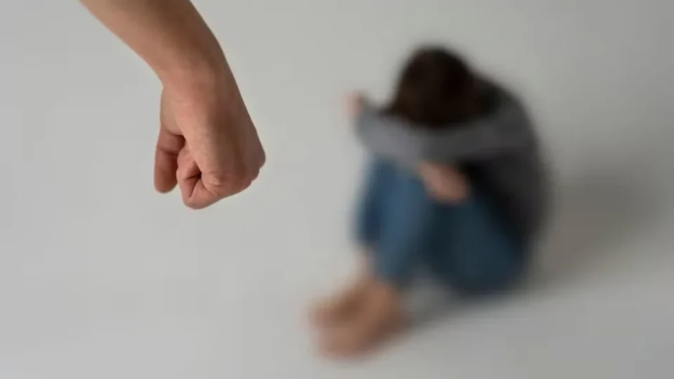 Trabalhadora é demitida após medida protetiva e empresa é condenada