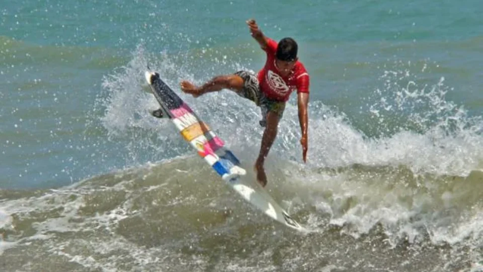 Circuito de Surfe em Natal: Deyvson lidera e muda ranking