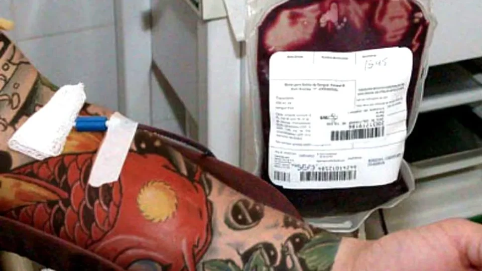 Novas regras reduzem espera para doar sangue após tatuagem e piercing