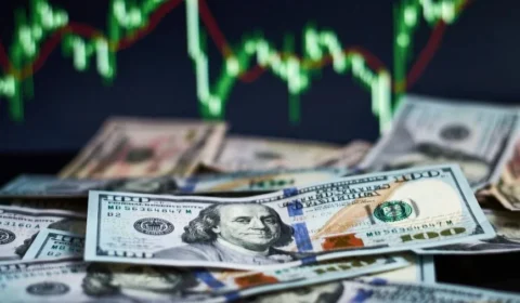 Dólar passa de R$ 5,16 e Bolsa despenca 2,5% em dia de tensão no mercado
