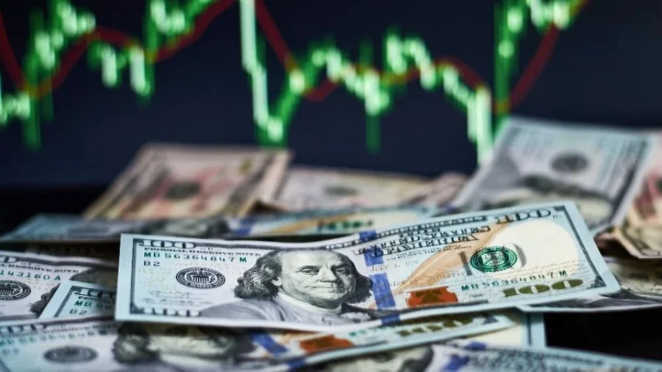 Dólar passa de R$ 5,16 e Bolsa despenca 2,5% em dia de tensão no mercado