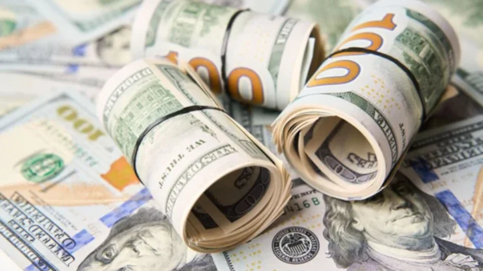 Dólar sobe a R$ 5,18 e Bolsa perde força nesta sexta; mercado acompanha Fed