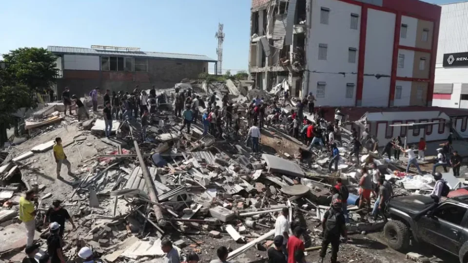 Terremoto de 7,4 deixa ao menos 111 mortos e derruba prédios na Colômbia