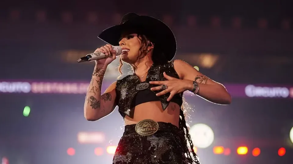 Ana Castela chega em picape de luxo em show de Matheus e Kauan e agita Barretos