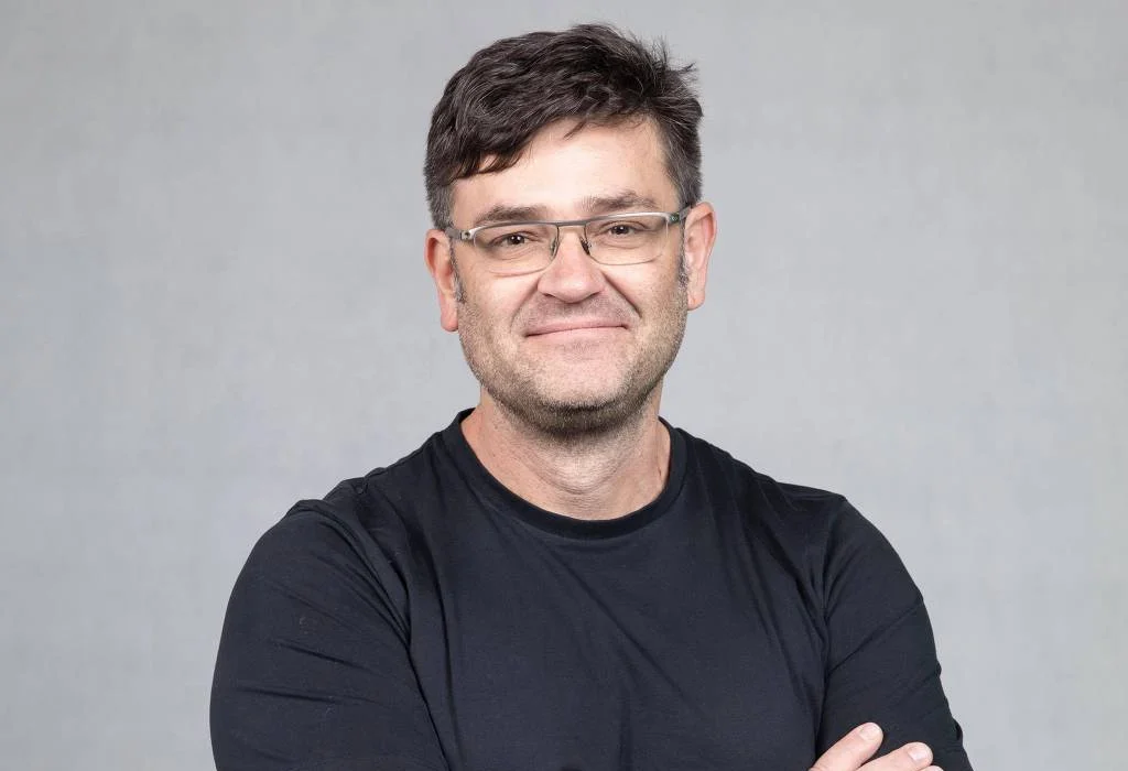 Duda Lima é o marketeiro que fez a campanha do ex-presidente Jair Bolsonaro em 2022 e do prefeito Ricardo Nunes em São Paulo, em 2024. Ele sabe que, para ganhar uma eleição majoritária, não basta falar só com quem já é fã. Tem que falar com o eleitor que está no meio do caminho, aquele que decide a eleição e que, muitas vezes, é o trabalhador que está mais preocupado com a feira do mês do que com brigas políticas no WhatsApp. Foto: Divulgação