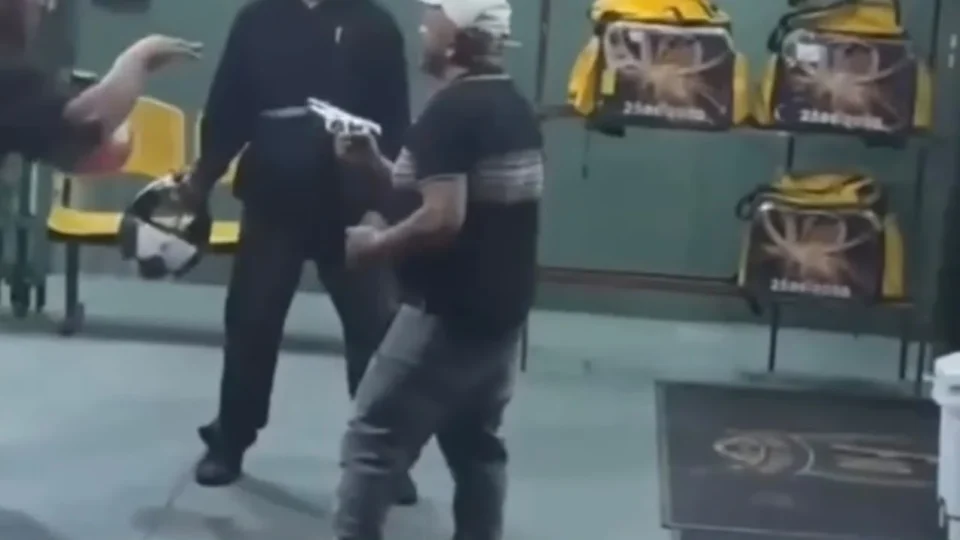 Discussão entre motoboy e dono de pizzaria termina com tiros e agressão na Zona Leste de São Paulo