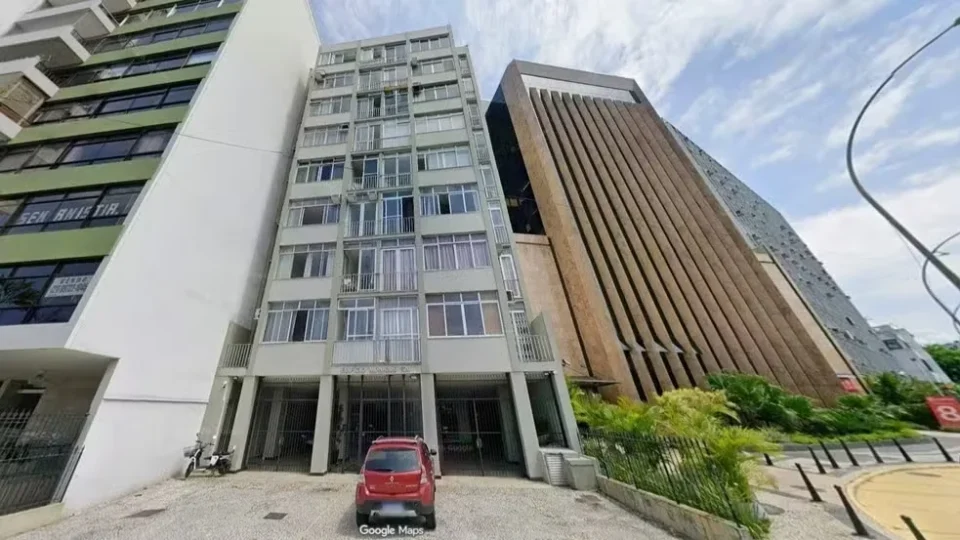 Apartamento de Eduardo Bolsonaro vai a leilão no Rio após dívida de financiamento