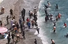 Barco com 62 migrantes chega a praia na Espanha e aumenta pressão sobre governo