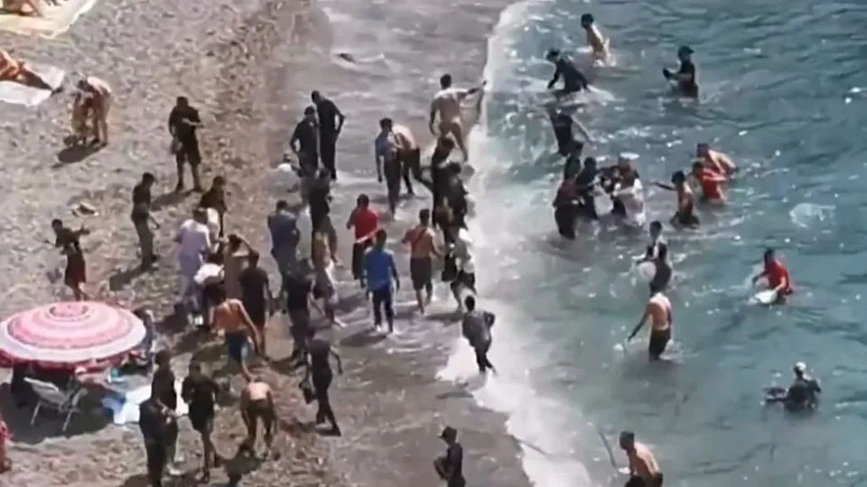 Barco com 62 migrantes chega a praia na Espanha e aumenta pressão sobre governo
