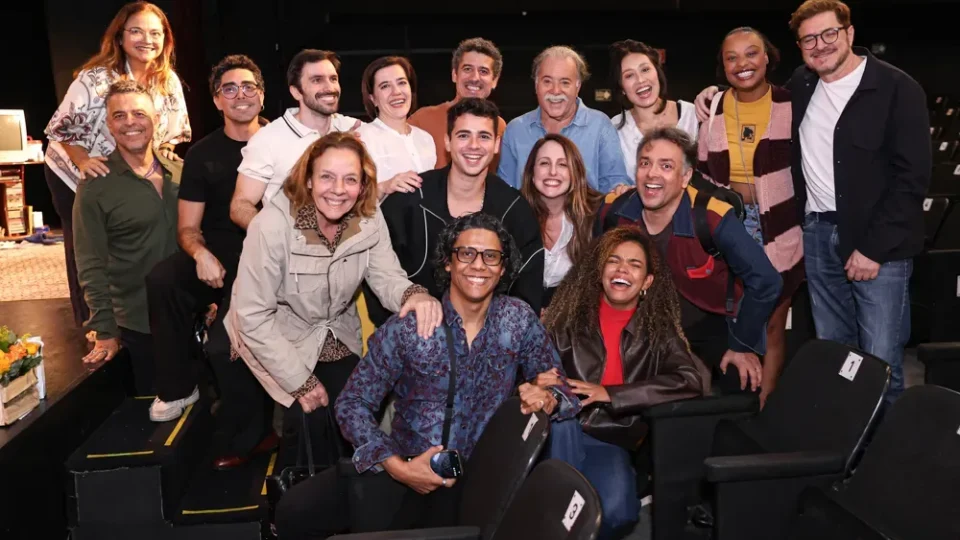 Elenco de ‘Quem Ama Cuida’ prestigia Rodrigo Fagundes em estreia de peça no Rio