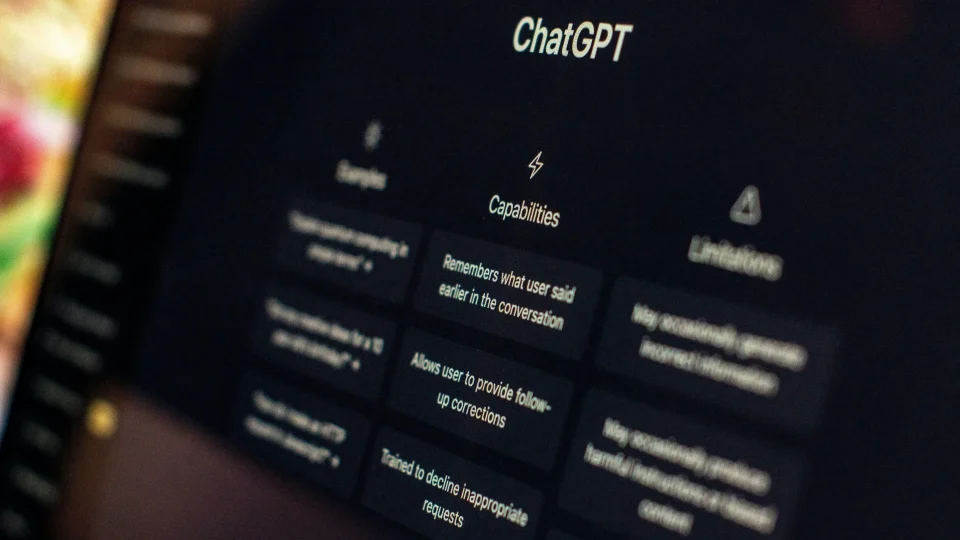 Adolescente é acusado de matar mãe e irmão nos EUA após buscas no ChatGPT