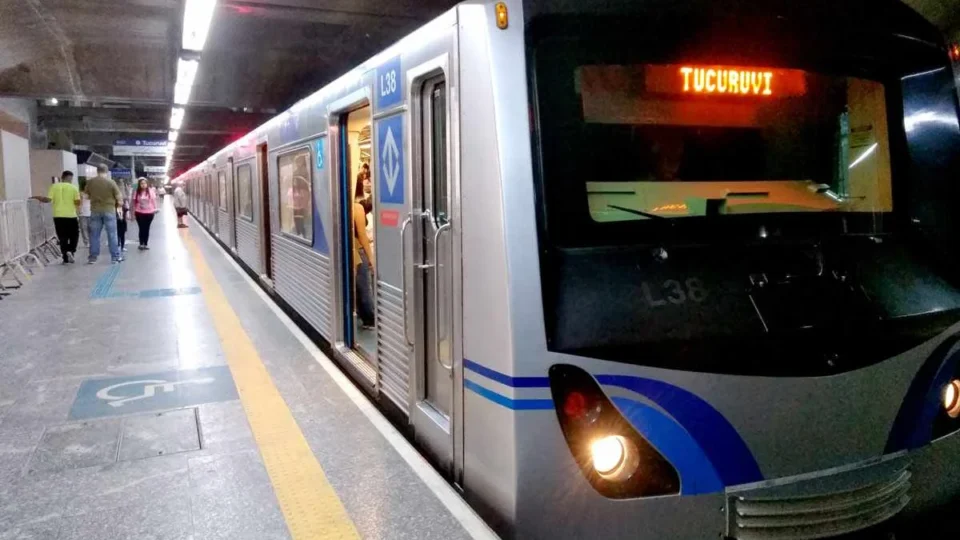 Falha em aparelho de mudança de via reduz velocidade de trens e afeta Linha 1-Azul do Metrô de SP