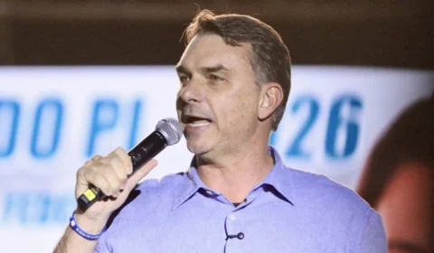 Flávio Bolsonaro encurta distância para Lula no tempo de TV