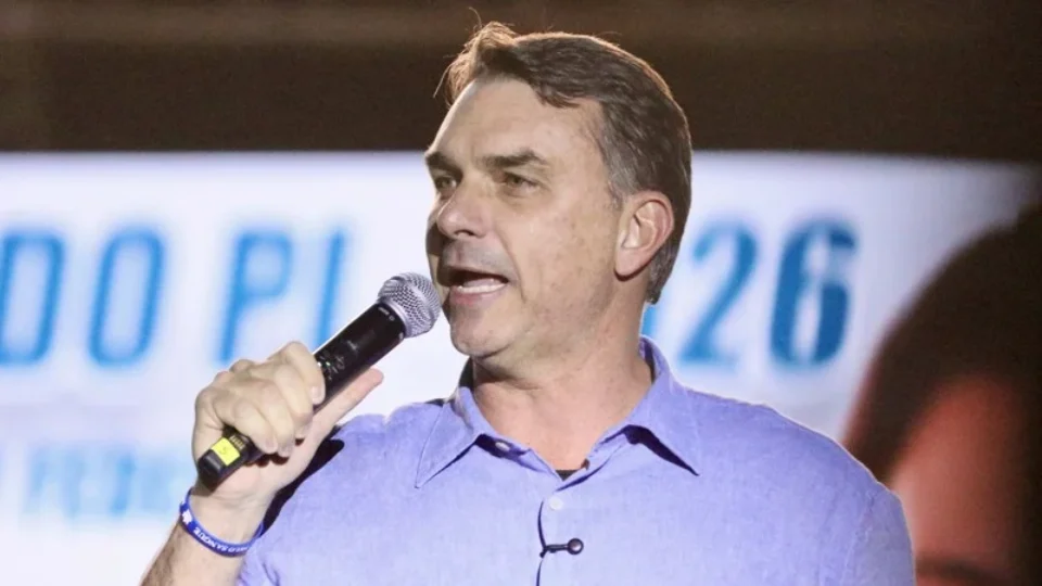 Flávio Bolsonaro encurta distância para Lula no tempo de TV