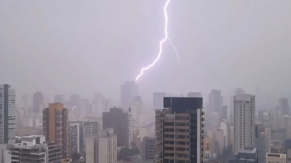 Ventania de até 100 km/h coloca São Paulo em alerta; Defesa Civil monta gabinete de crise
