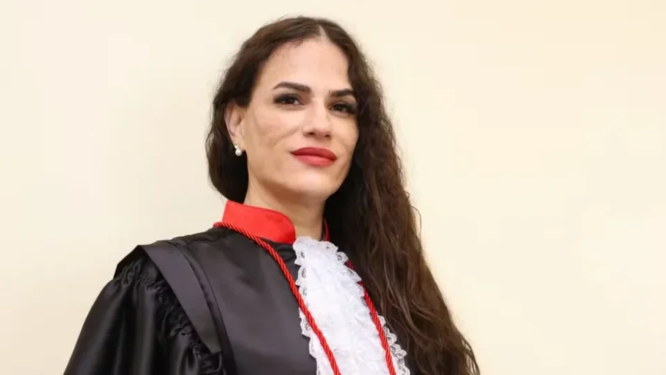 Fabi Diniz faz história e se torna a primeira mulher trans a ingressar na carreira de promotora de Justiça no Brasil