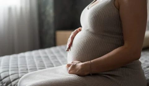 Mulher que engravidou após pagar por laqueadura será indenizada pela Justiça