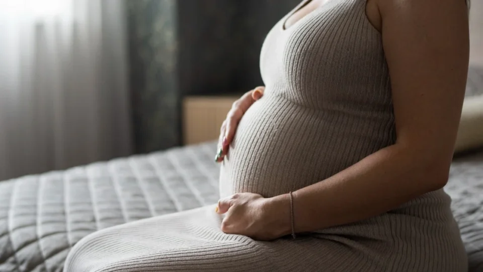 Mulher que engravidou após pagar por laqueadura será indenizada pela Justiça