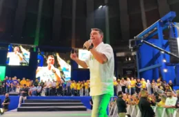 Flávio Bolsonaro defende castração química, anistia e Bolsa Família em ato de campanha no Rio