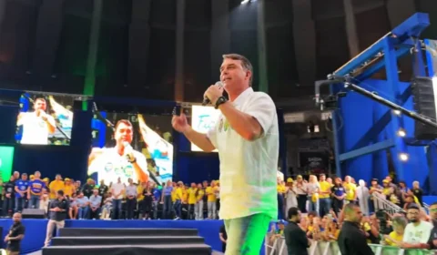 Flávio Bolsonaro defende castração química, anistia e Bolsa Família em ato de campanha no Rio