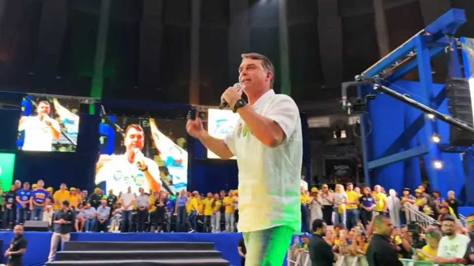 Flávio Bolsonaro defende castração química, anistia e Bolsa Família em ato de campanha no Rio