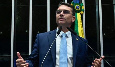 Flávio Bolsonaro intensifica ataques ao PT durante agenda de campanha em Belo Horizonte