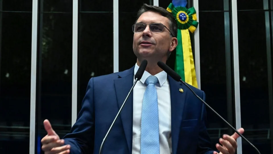 Flávio Bolsonaro intensifica ataques ao PT durante agenda de campanha em Belo Horizonte