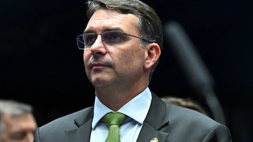 Flávio Bolsonaro é criticado por pós-graduação que não fez e campanha admite erro no currículo